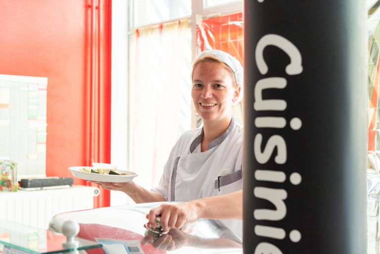 Les repas sont servis à l'assiette par les cuisiniers