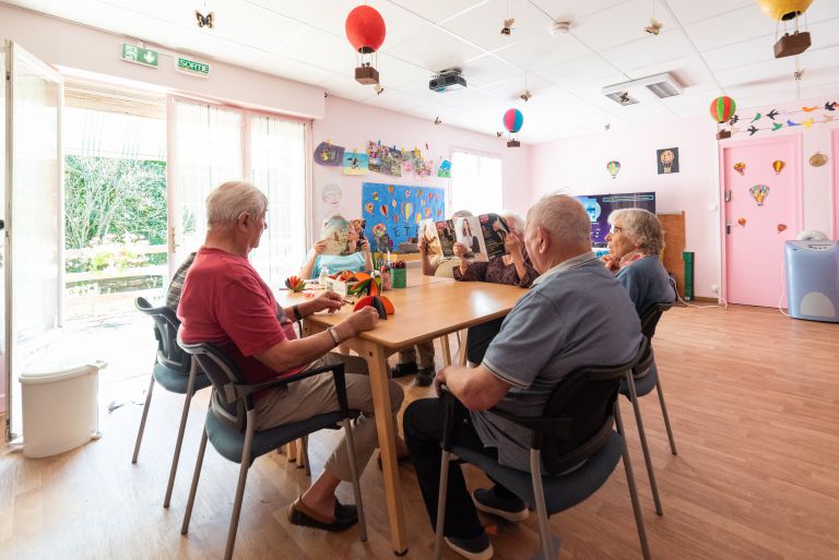 Si vous vivez à domicile avec la maladie d'Alzheimer, notre Accueil de jour est fait pour vous